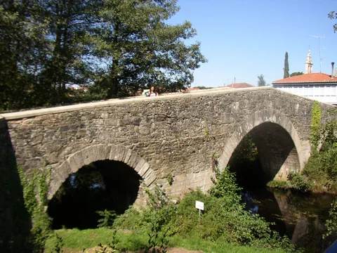 Puente medieval de Furelos sobre el río