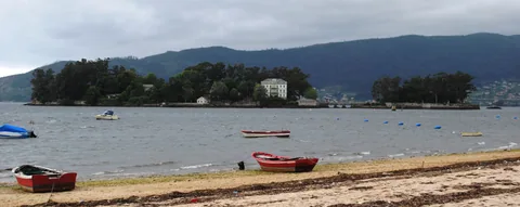 Vista de la Ría de Vigo desde Cesantes con las islas de San Simón y San Antón, paisaje del Camino Portugués Central