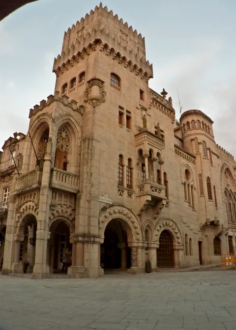 Casa do Concello de O Porriño, obra modernista de Antonio Palacios construida en granito de la cantera local