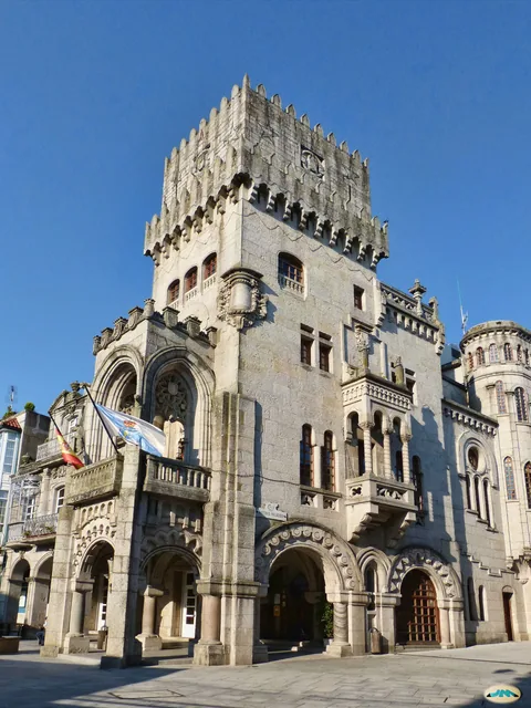 Detalle de la fachada del Concello de O Porriño en granito gris, ejemplo del modernismo gallego de Antonio Palacios