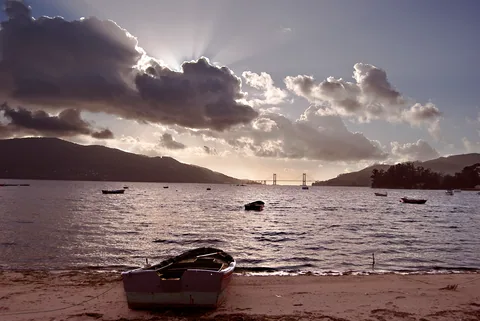 Playa de Cesantes en Redondela, arenal de la Ría de Vigo cercano al trazado del Camino Portugués