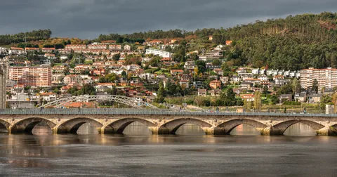 Ponte do Burgo sobre el río Lérez en Pontevedra, con conchas de peregrino esculpidas
