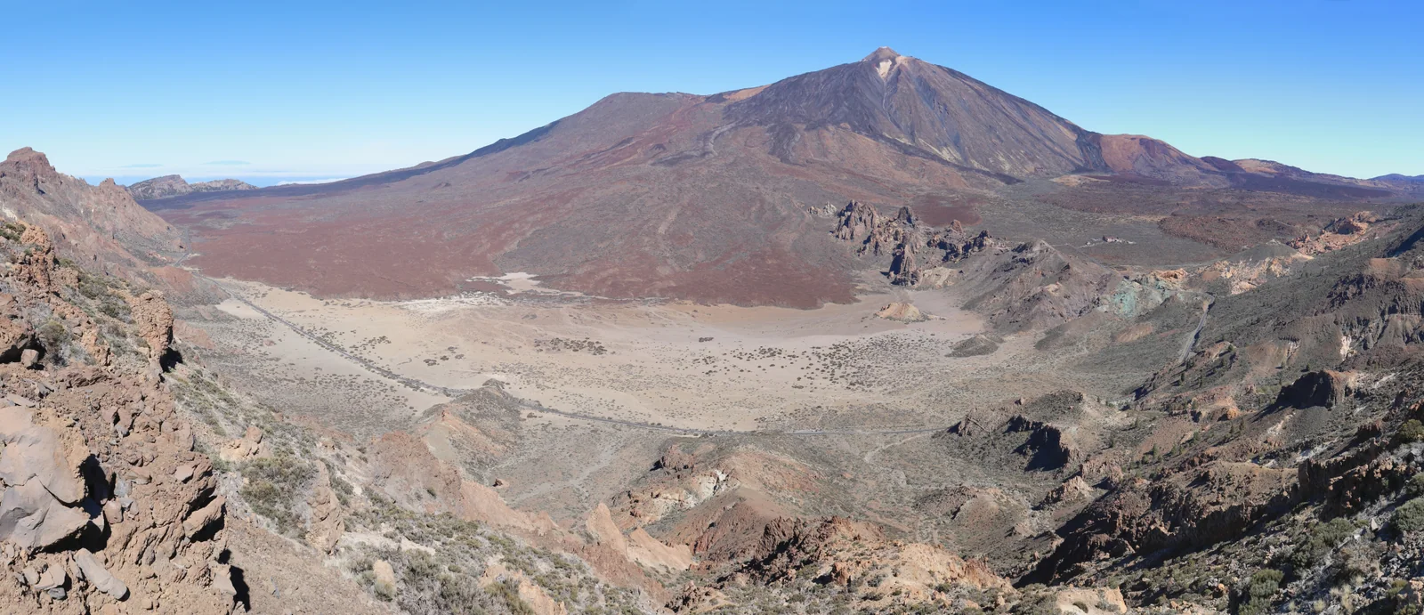 Cañadas del Teide con vegetación volcánica