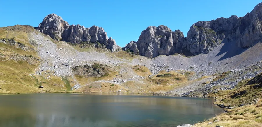 Ibón de Acherito a 1.950 m con el Pico Acherito y la cresta al fondo