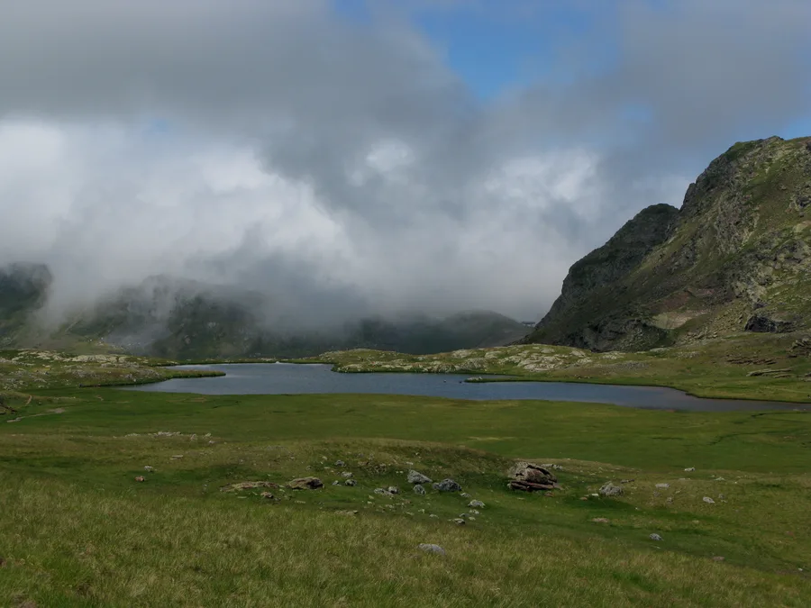 Ibón principal de Anayet con el Midi d'Ossau reflejado