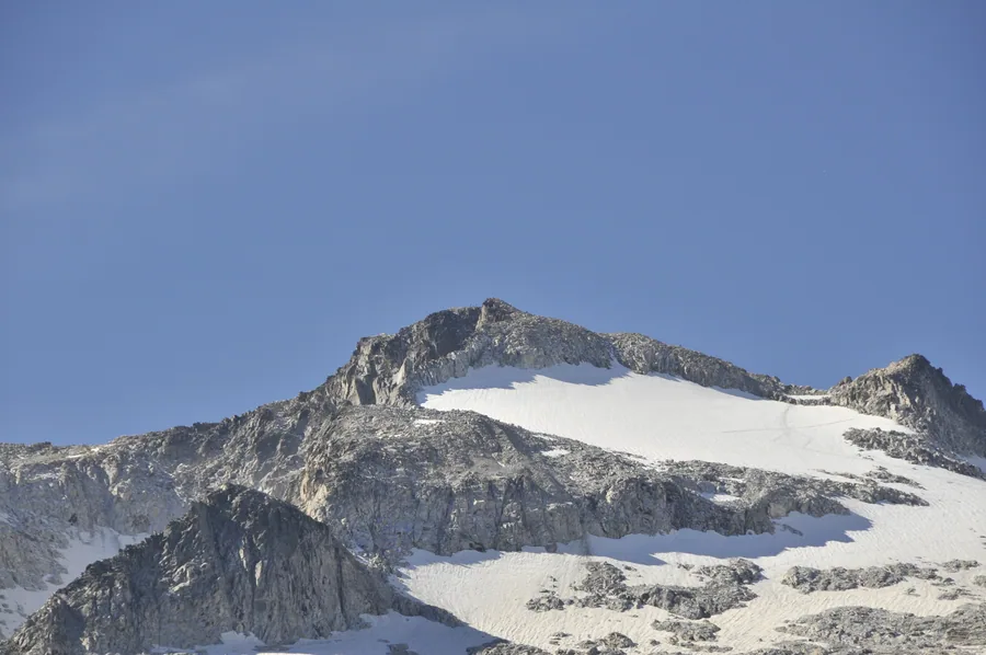 Pico Aneto (3.404 m), techo de los Pirineos, macizo de la Maladeta