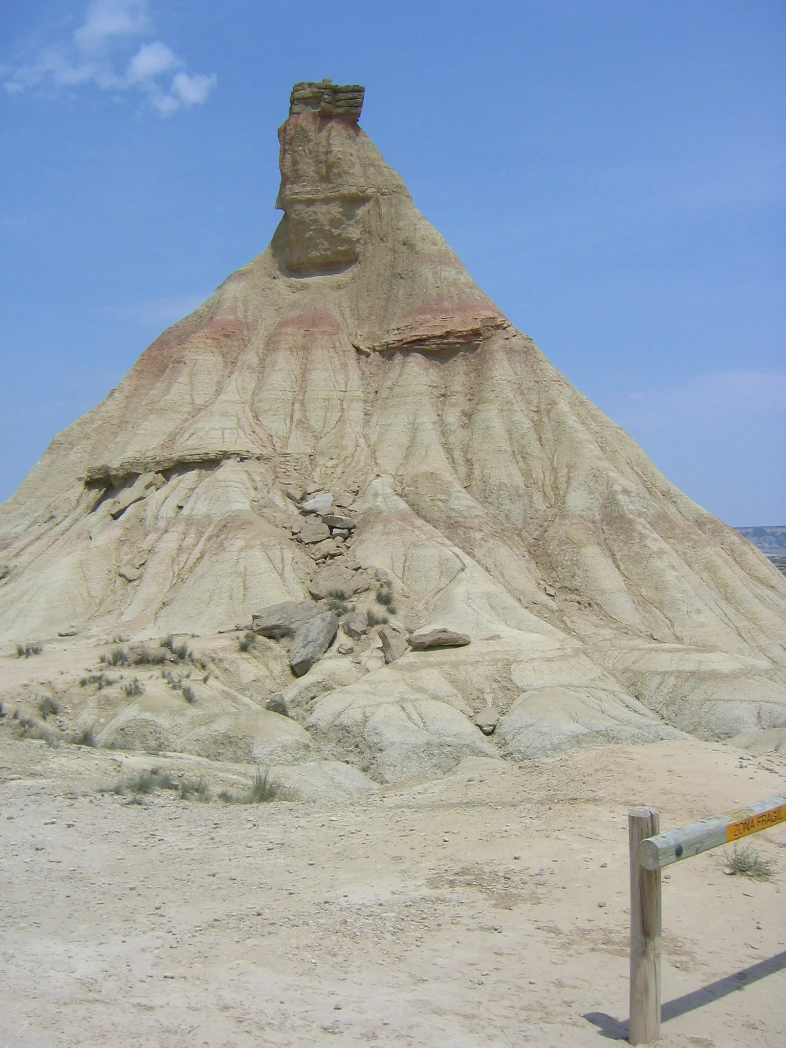 Paisaje del semidesierto de las Bardenas Reales con el cabezo de Castildetierra, formación tipo badland carácterística del parque