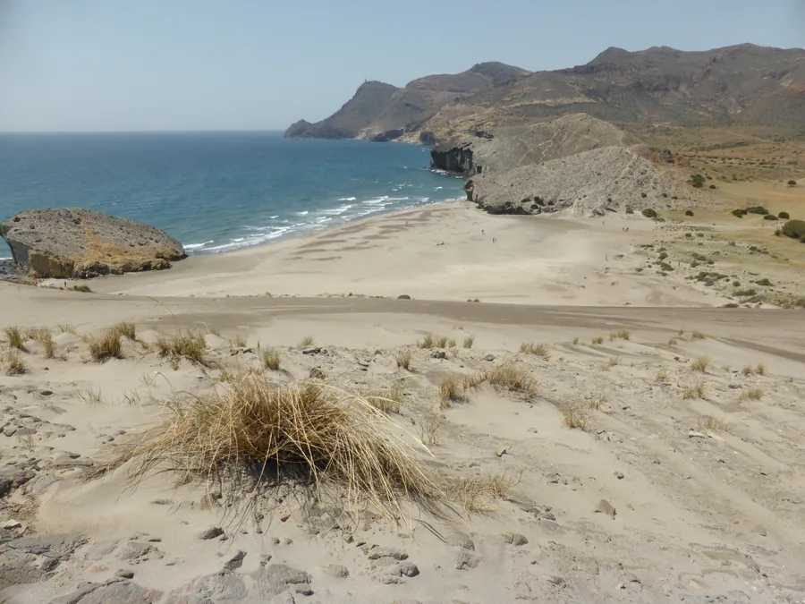 Playa de Mónsul con la duna fósil y la ola petrificada de basalto, Cabo de Gata