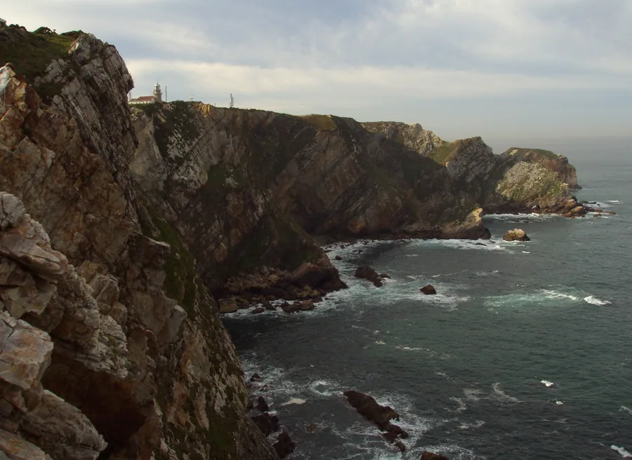 Faro de Cabo Peñas sobre los acantilados del punto más septentrional de Asturias