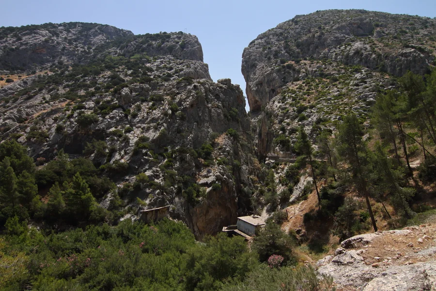 Entrada norte al Desfiladero de los Gaitanes, inicio de las pasarelas del Caminito del Rey