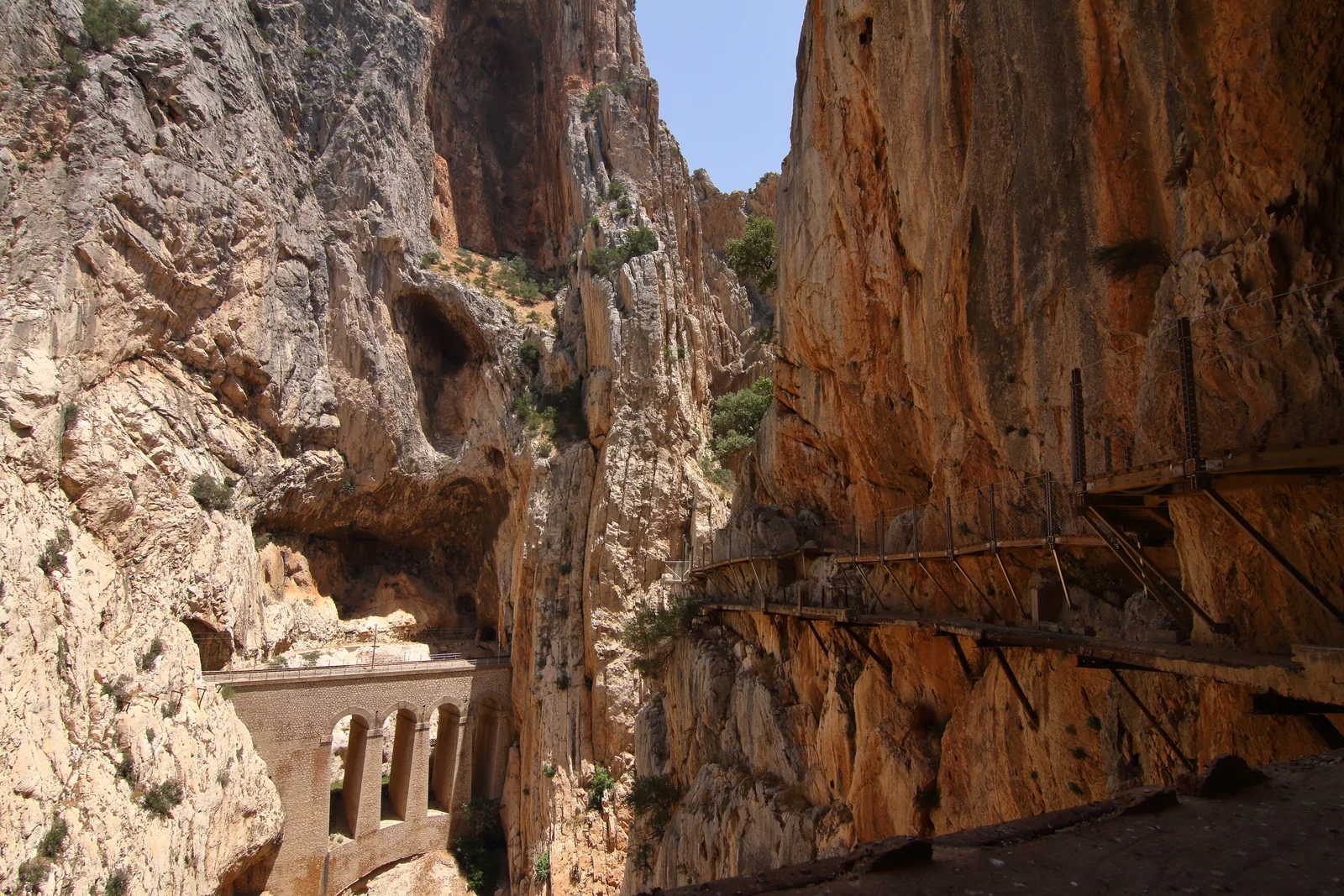Pasarela nueva sobre los restos de la antigua, Nichos de San Cristóbal y viaducto ferroviario en el tramo final del Caminito del Rey