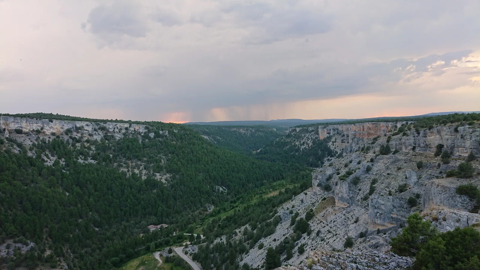 Paredes verticales del Cañón del Río Lobos con el río al fondo, paisaje kárstico de Soria