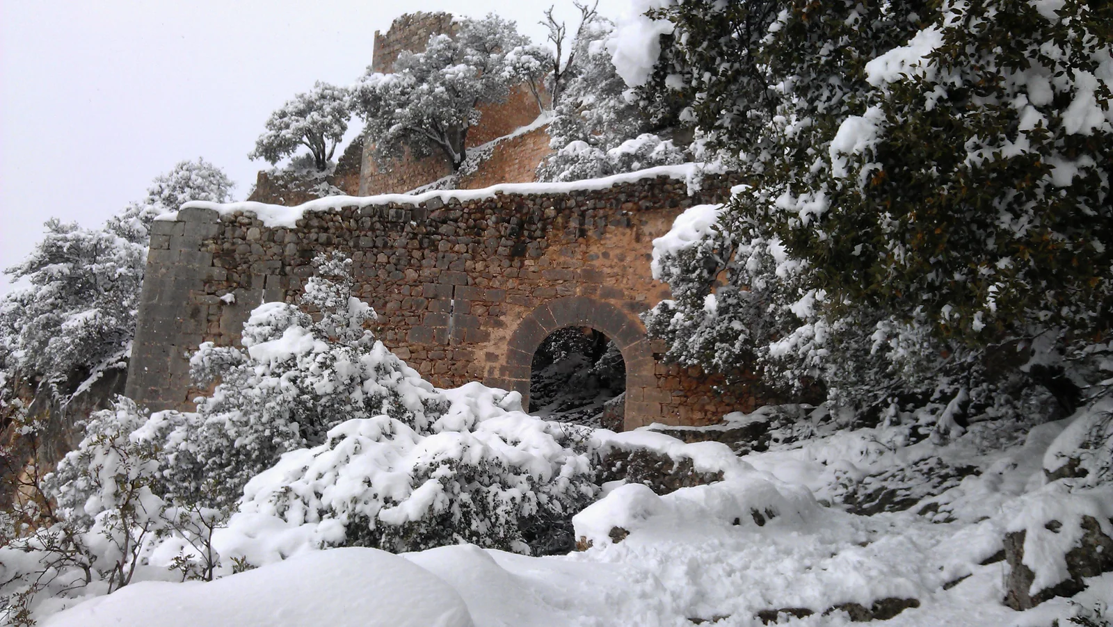 Vista de la fortaleza roquera del Castell d'Alaro con nieve, a unos 806 m de altitud (Wiki Loves Monuments 2012)