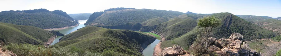 Panorámica desde el Cerro Gimio sobre el cañón del río Tajo en el Parque Nacional de Monfragüe
