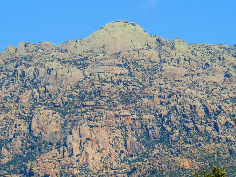 El Yelmo de La Pedriza, gran bloque de granito sobre Manzanares el Real