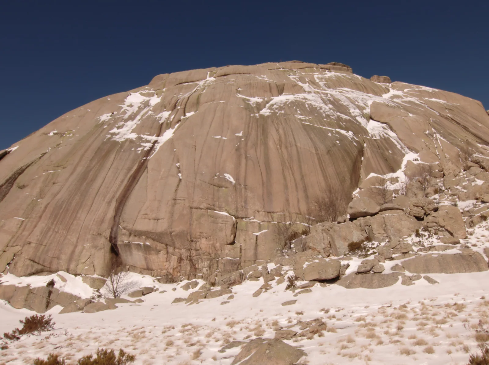 El risco de El Yelmo nevado, berrocal granítico de La Pedriza en invierno