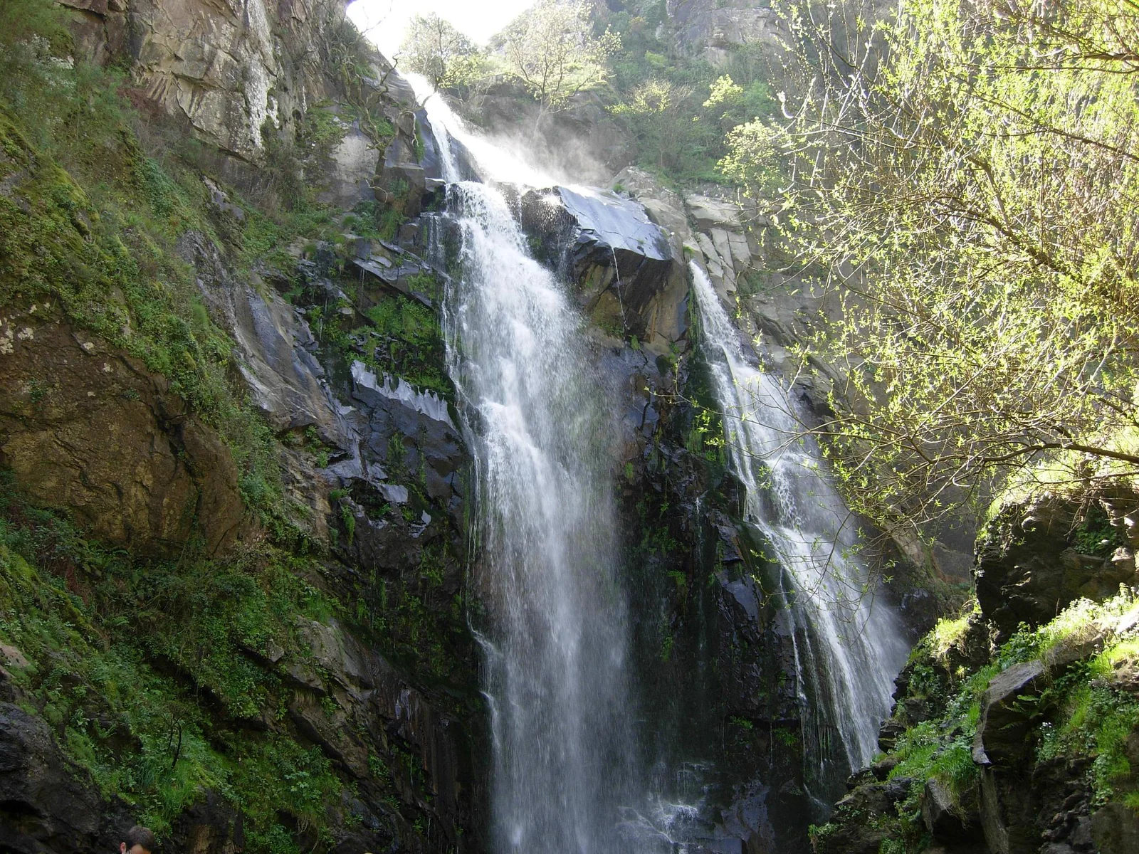 Cascada de la Fervenza do Toxa rodeada de la carballeira de robles y castaños del valle del Deza, en Silleda