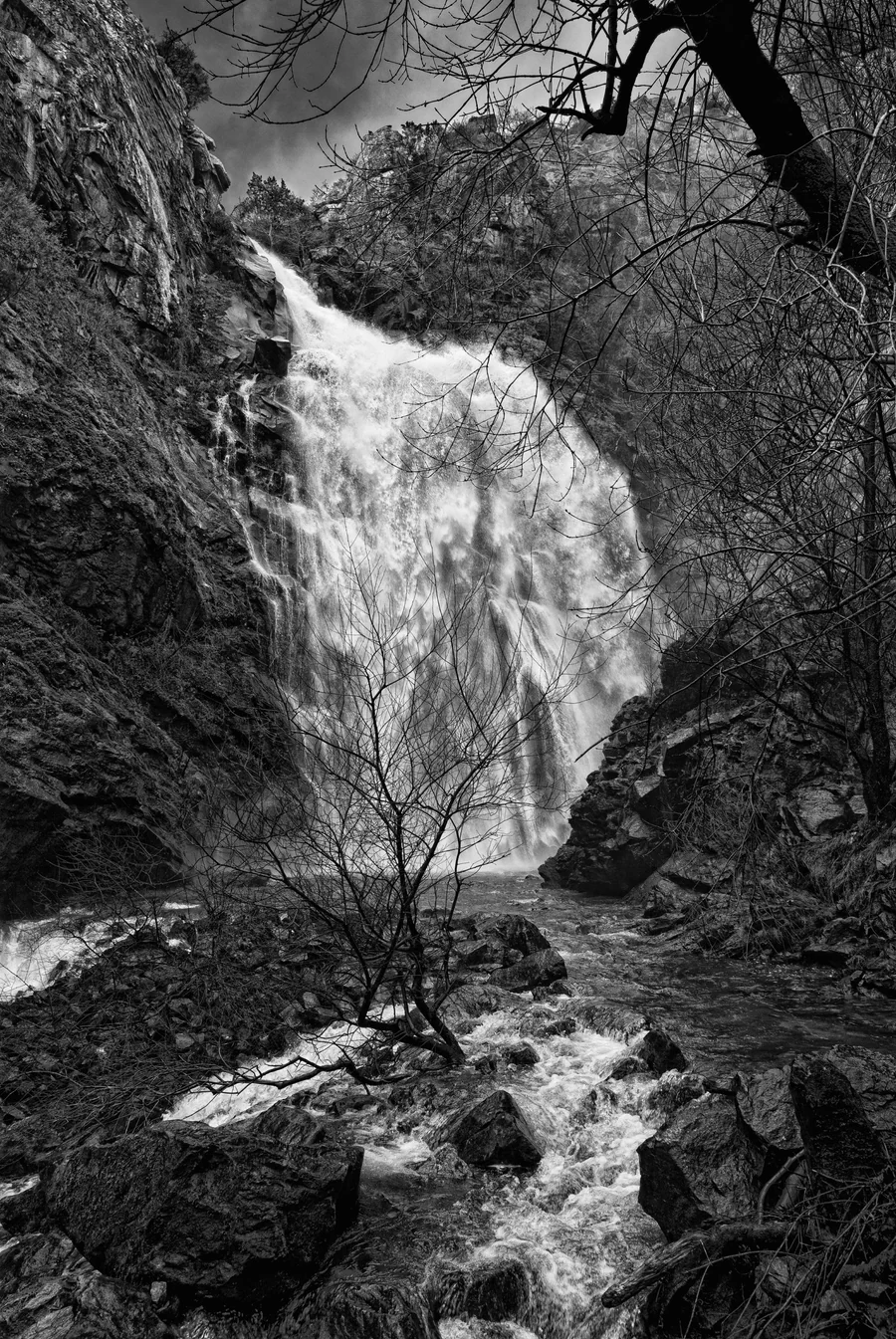 Salto de agua de la Fervenza do Toxa cayendo entre el bosque de ribera, río Toxa, Silleda (Pontevedra)