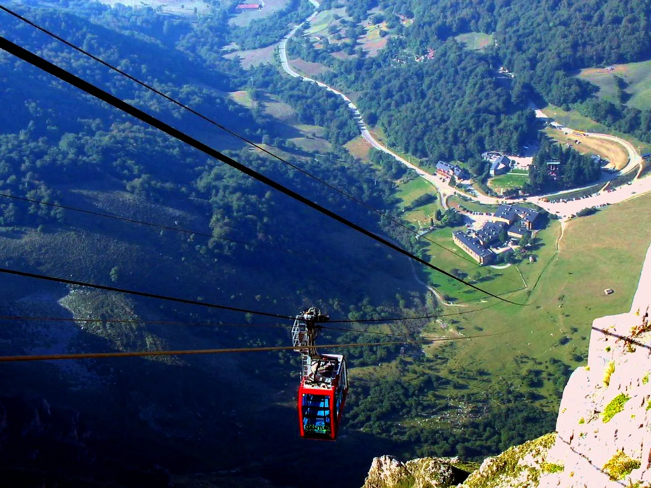 El teleférico de Fuente Dé salvando los 753 m de desnivel hacia El Cable