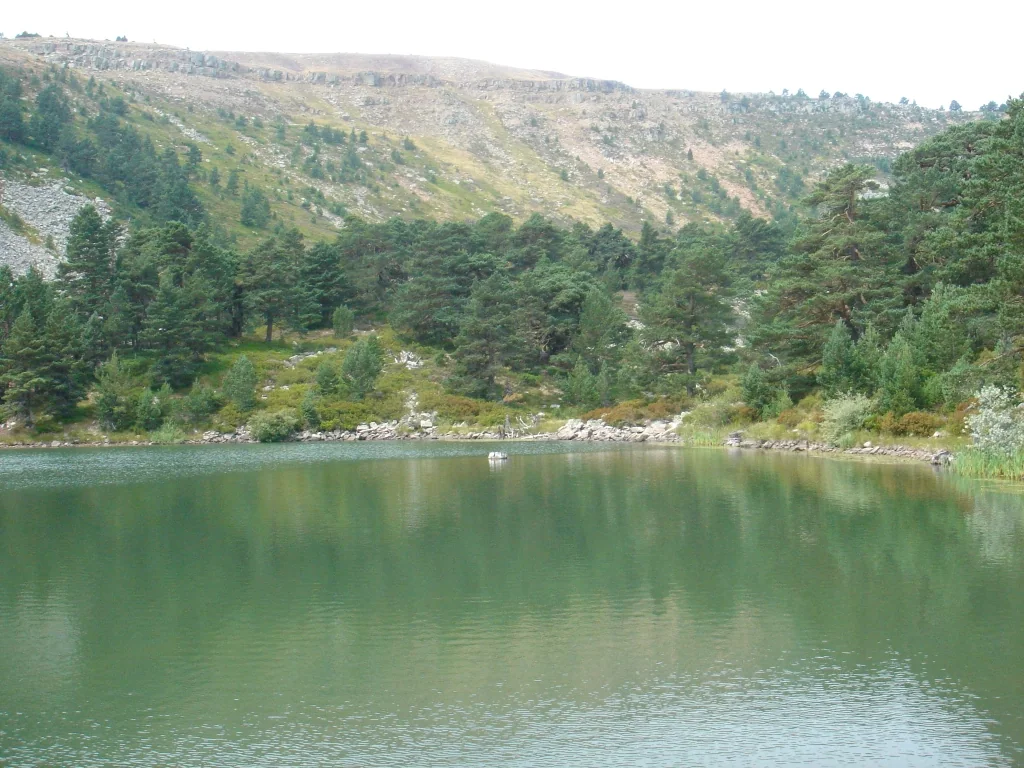 La Laguna Brava, una de las lagunas altas visibles desde el alto del circo en la ruta de Neila, Burgos