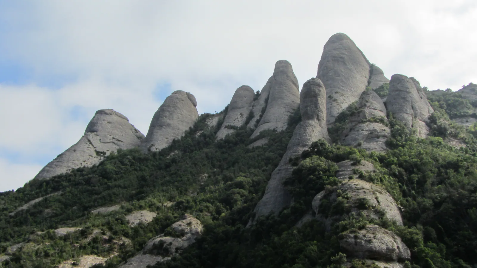 Panorámica de la región de Santa Magdalena con sus formaciones rocosas características de Montserrat
