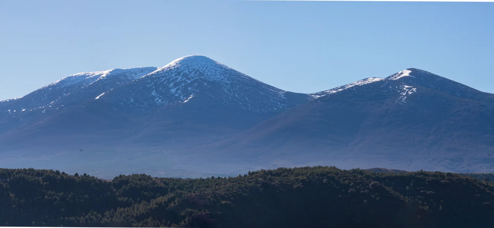 Vista del macizo del Moncayo nevado en invierno, mostrando la magnitud de la montaña y sus circos glaciares