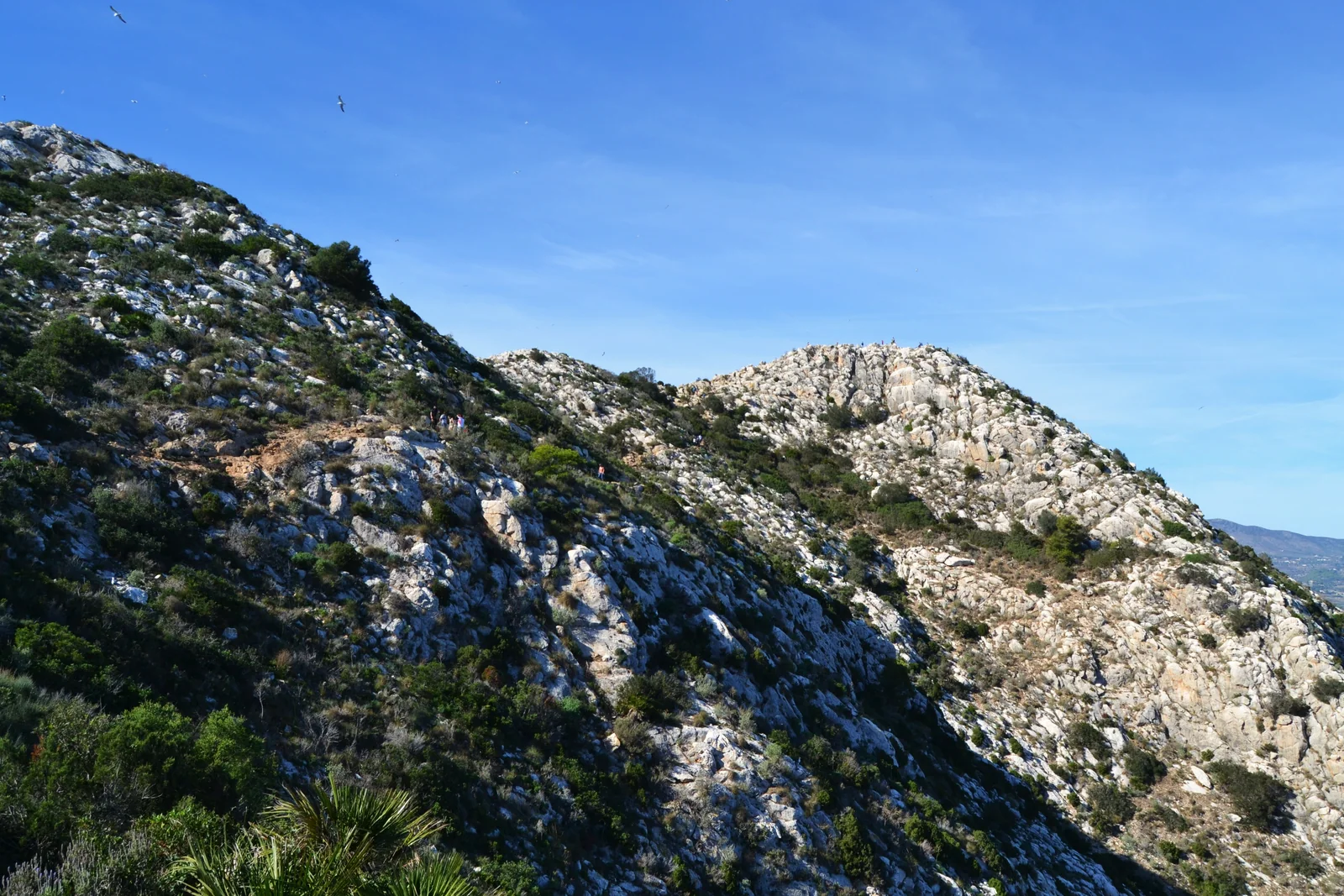 Sendero hacia la cima del Penyal d'Ifac sobre el mar, tramo de roca expuesta tras el túnel