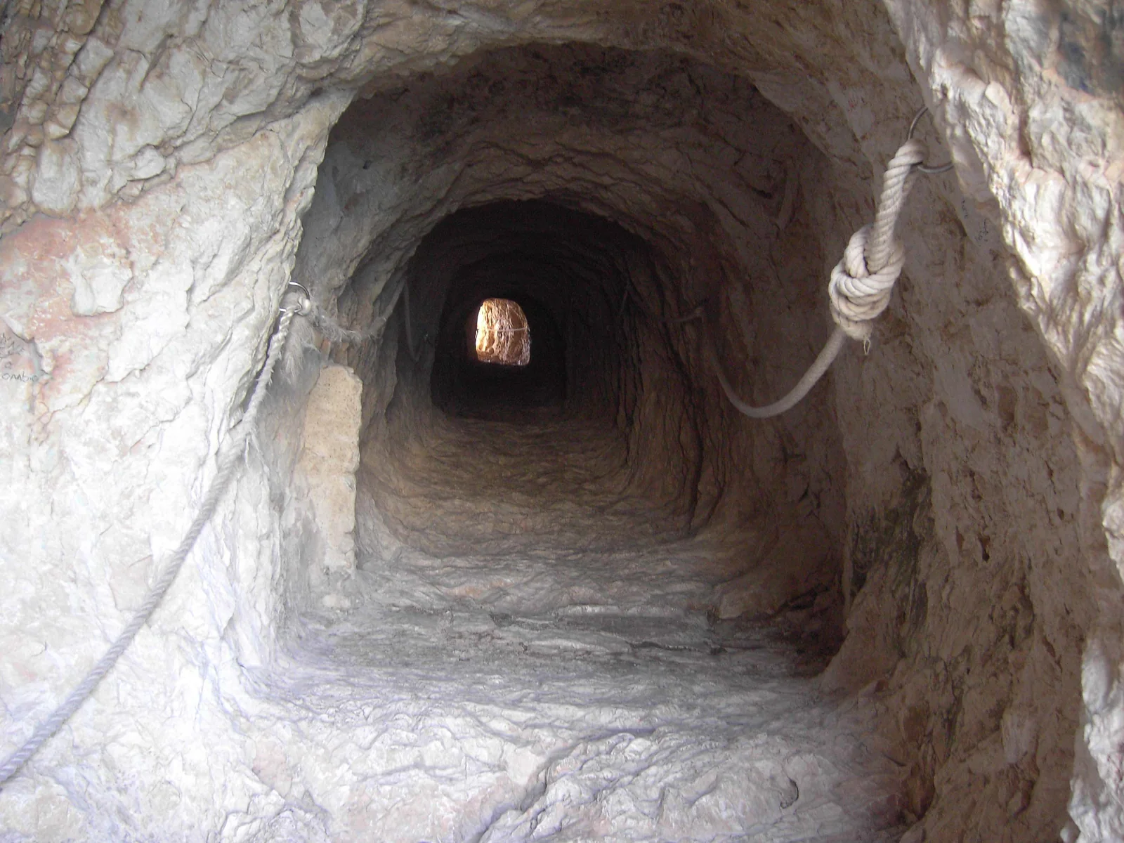 Túnel horadado en 1918 que atraviesa el Penyal d'Ifac