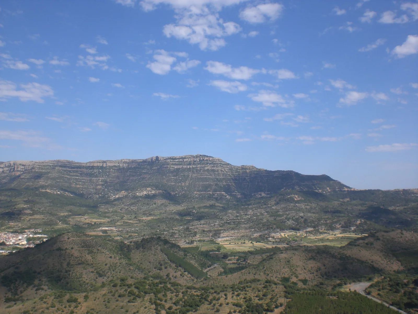 Roca Corbatera vista desde Siurana de Prades — silueta del macizo del Montsant