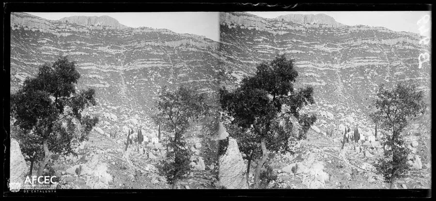 Ermita de Sant Joan del Codolar bajo la Roca Corbatera — fotografía histórica de Antoni Bartumeus c. 1906