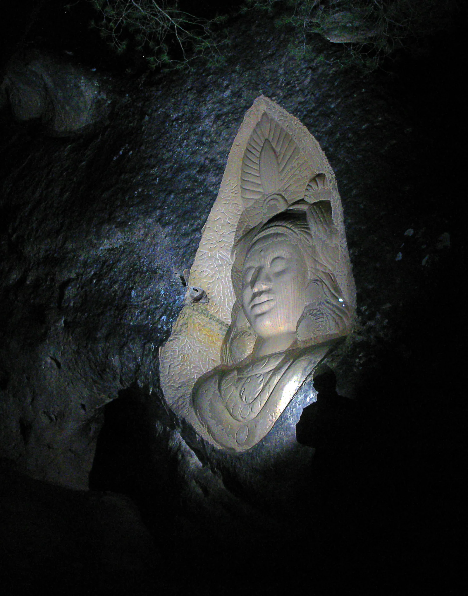 Relieve de Krishna en el sector alto de la Ruta de las Caras de Buendía, tallado en la roca arenisca