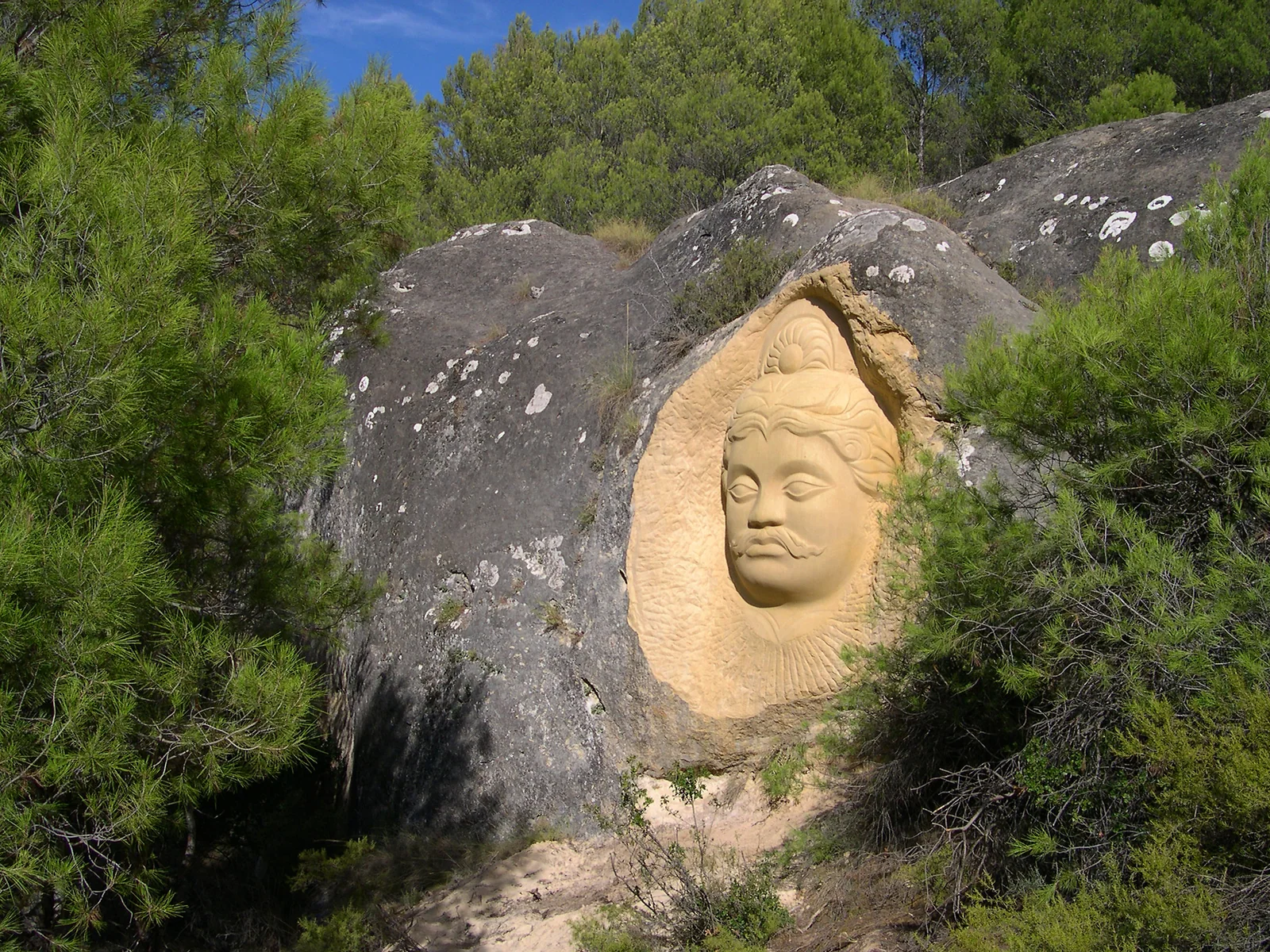 Escultura de Arjuna integrada en la roca, una de las cerca de veinte obras del recorrido junto al pantano de Buendía