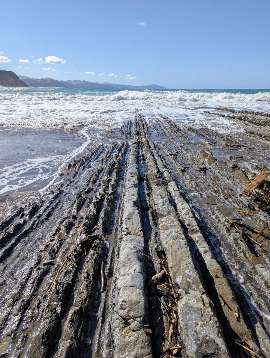 Estratos verticales del flysch en la playa de Itzurun, Zumaia, Geoparque de la Costa Vasca