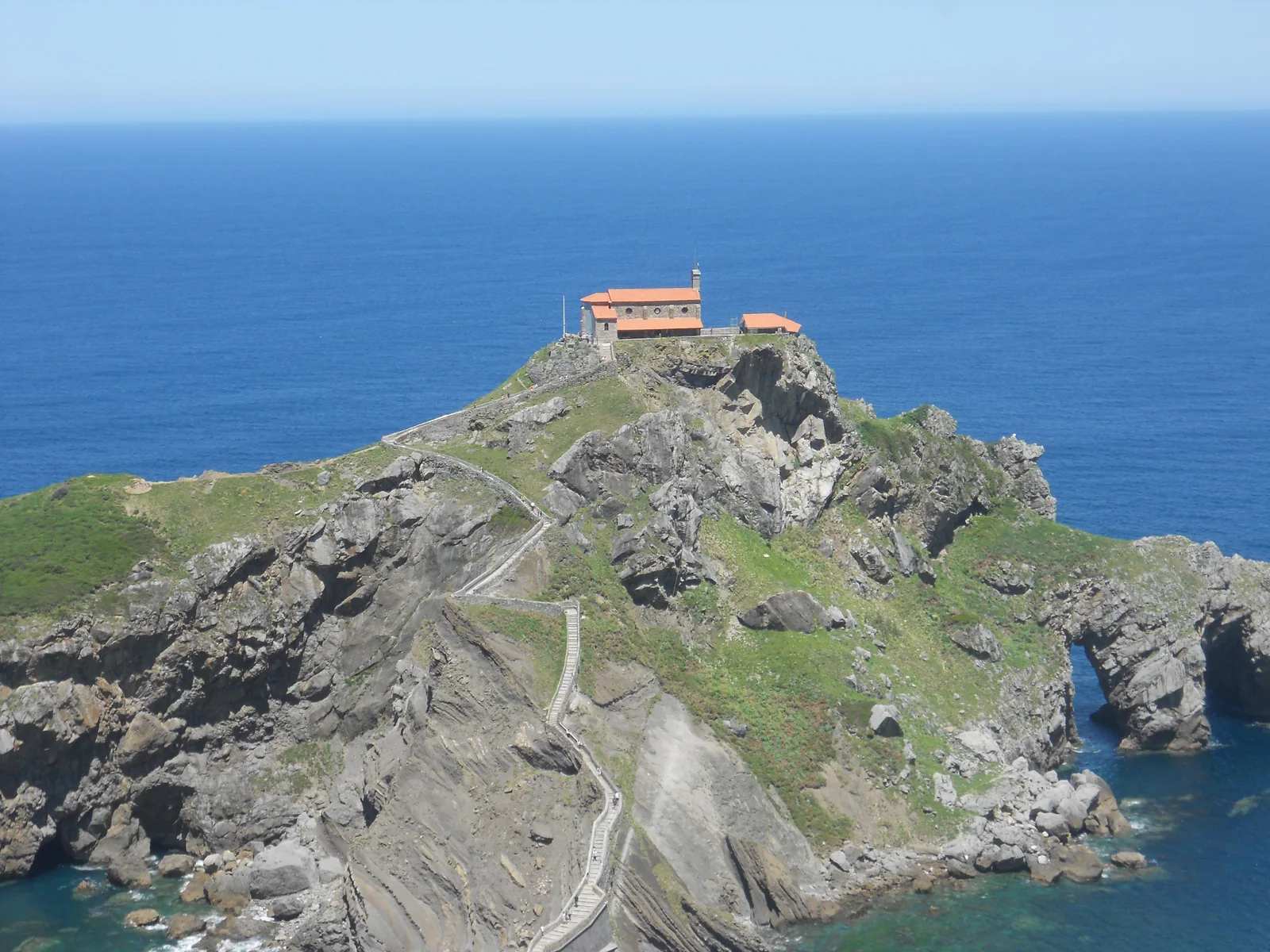 El santuario de San Juan de Gaztelugatxe sobre el islote, en el biotopo protegido de la Reserva de la Biosfera de Urdaibai