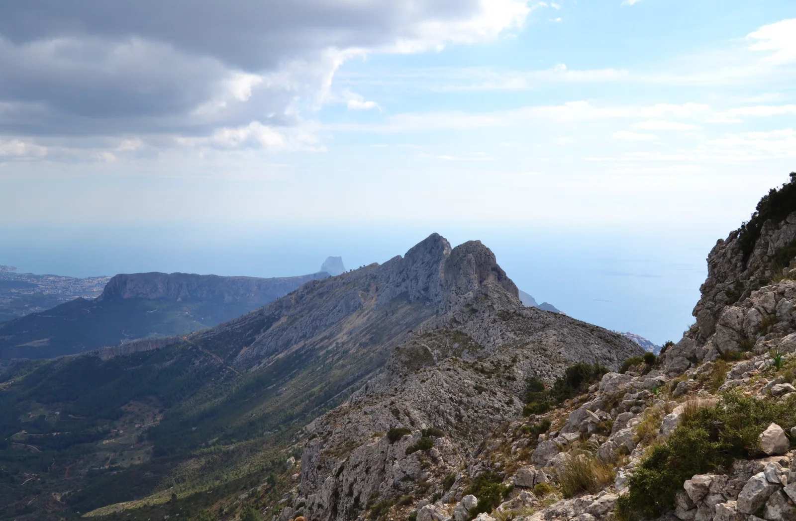 Crestería rocosa de la Sierra de Bèrnia, la afilada arista caliza que recorre la sierra de extremo a extremo