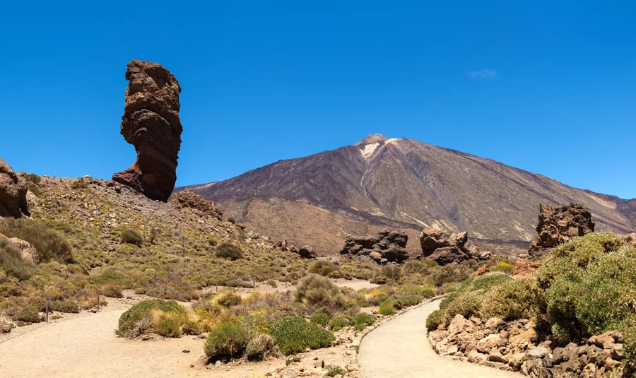 Roque Cinchado, la formación de piedra volcánica más icónica de los Roques de García, con el Teide al fondo, Parque Nacional del Teide, Tenerife