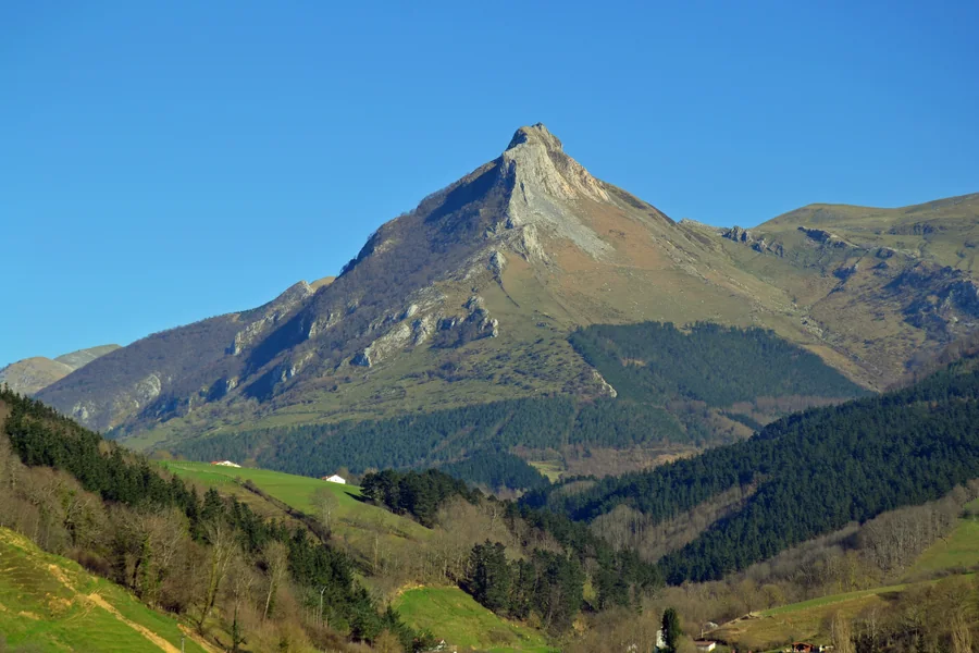 La silueta piramidal del Txindoki (Larrunarri, 1.342 m), Sierra de Aralar
