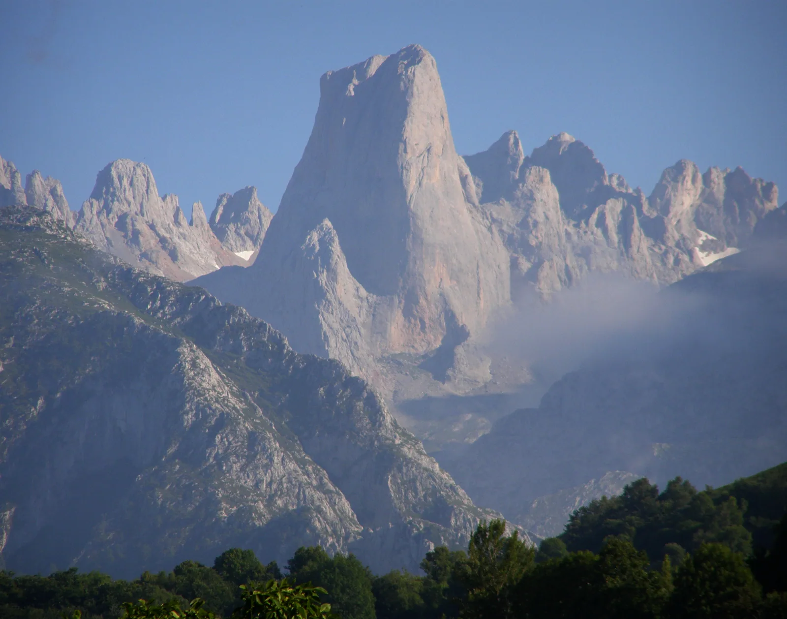 Naranjo de Bulnes desde el Pozo de la Oración, Cabrales
