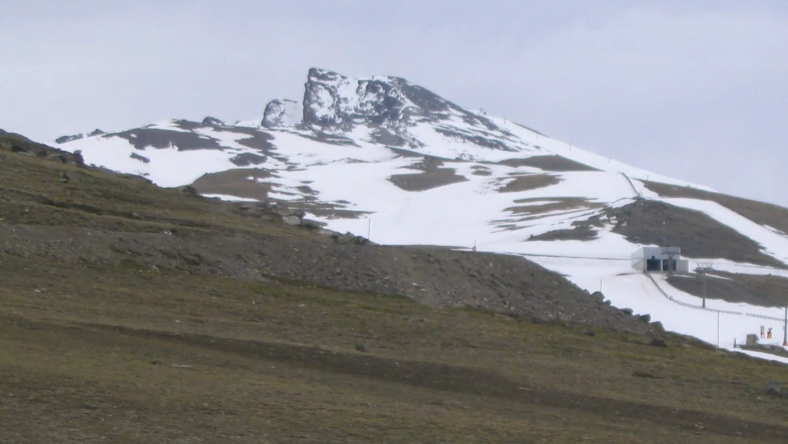 Pico Veleta visto desde la antigua carretera de acceso